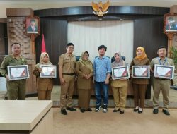 Umi Azizah Beri Penghargaan 5 PIC Aplikasi Lapor Bupati Tegal