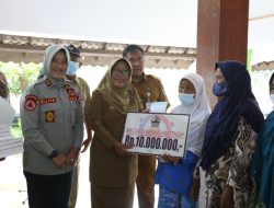 Bupati Tegal Umi Azizah Salurkan Bantuan Rp800 Juta untuk Korban Bencana