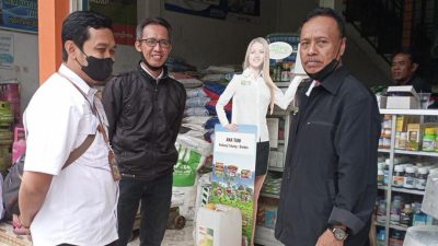 Petugas DPKP Brebes saat melakukan monev ketersediaan pupuk subsidi. (Dok. DPKP Brebes)