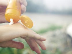 Ingin Glowing? Jangan Salah Pilih Sunscreen atau Sunblock, Ini Perbedaannya