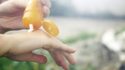 Ingin Glowing? Jangan Salah Pilih Sunscreen atau Sunblock, Ini Perbedaannya