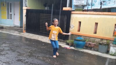Cukup 30 Menit, Ini Tiga Manfaat Main Hujan-hujanan