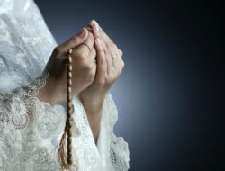 Berzikir Usai Salat Fardu, Begini Urutan Bacaan yang Dicontohkan Nabi SAW