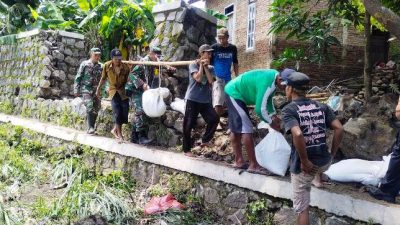 Gotong-royong, Warga Perbaiki Tanggul Sibiyuk yang Jebol di Jatibarang