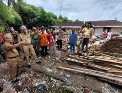 Ke Brebes, Ganjar Temui Korban Banjir di Jatibarang