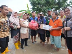 Bupati Tegal Salurkan Bantuan ke Warga Terdampak Banjir