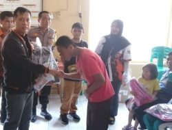 Puluhan Siswa Korban Banjir di Jatibarang Dapat Bantuan Alat Sekolah