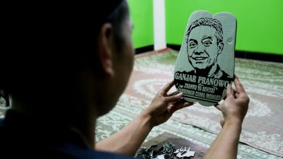 Sandal Berukir Bikinan Lutfi Semakin Terkenal