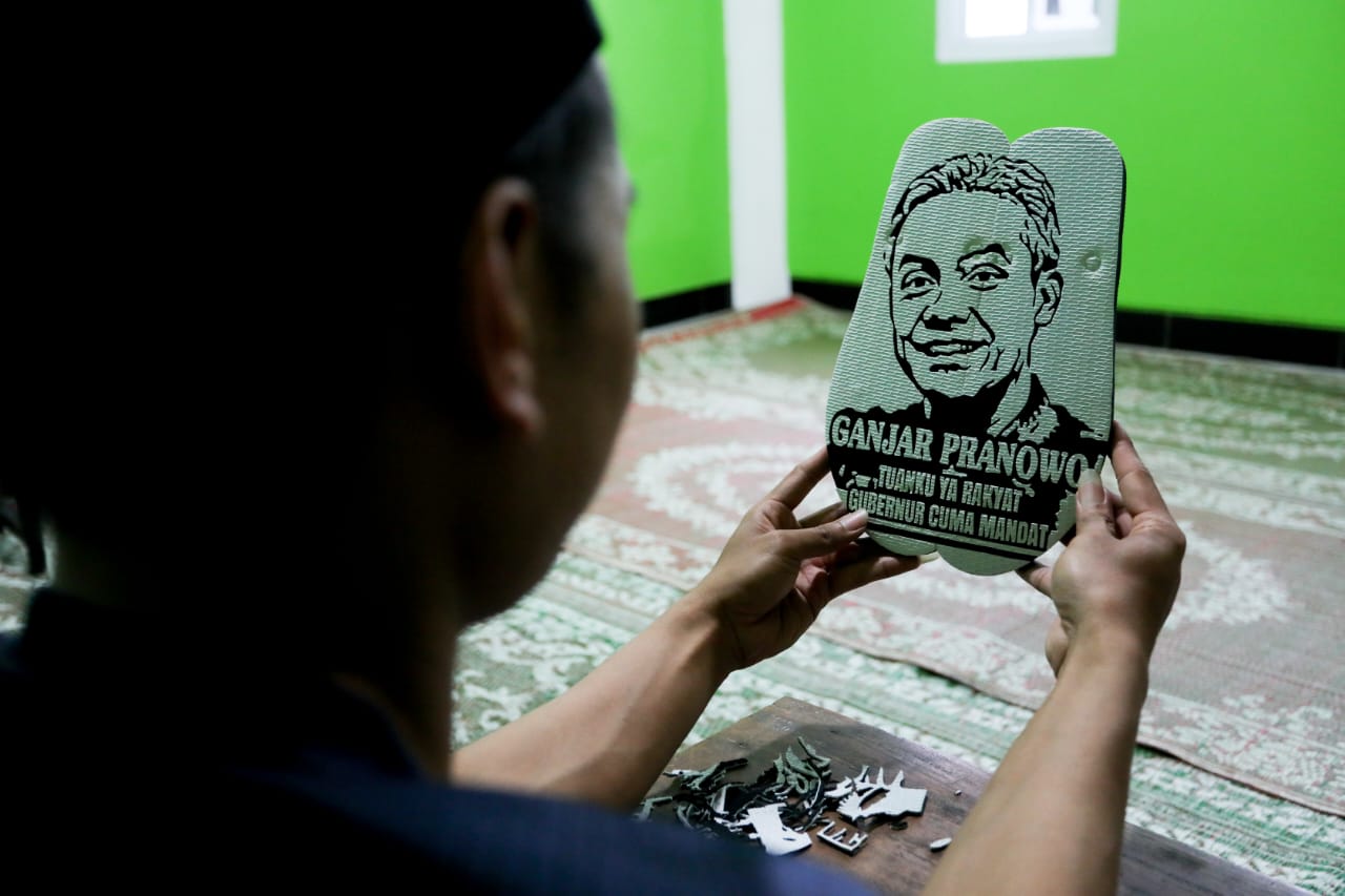 Sandal Berukir Bikinan Lutfi Semakin Terkenal