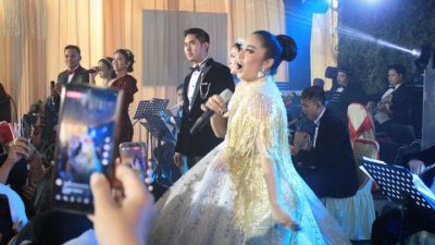 Krisdayanti tampil di Brebes saat resepsi pernikahan putri mantan Bupati Brebes.