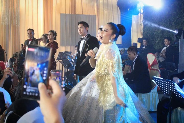 Krisdayanti tampil di Brebes saat resepsi pernikahan putri mantan Bupati Brebes.