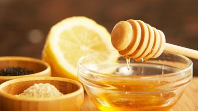Manfaat Kombinasi Madu Lemon Tidak Cuma Percantik Kulit, Berantas Ketombe Juga Bisa!