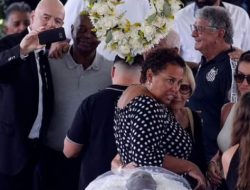 Presiden FIFA Infantino Menuai Kecaman usai Selfie di Samping Peti Jenazah Pele