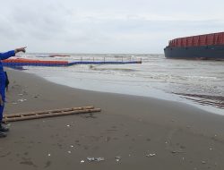 Terbawa ombak, Kapal Tongkang Terdampar di Wisata PAI Tegal