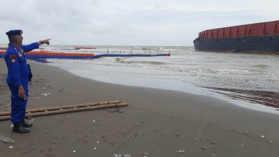 Tongkang Terdampar di PAI Tegal