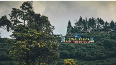 Guci pemandian air panas Pemda Kab Tegal yang banyak dikunjungi wisatawan untuk melengkapi hari libur bersama keluarga tercinta.