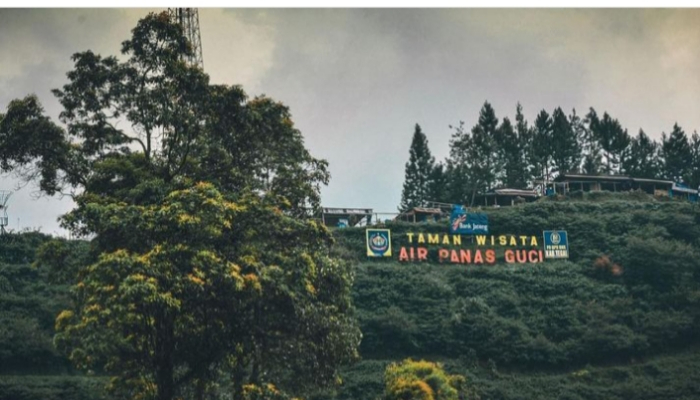 Guci pemandian air panas Pemda Kab Tegal yang banyak dikunjungi wisatawan untuk melengkapi hari libur bersama keluarga tercinta.