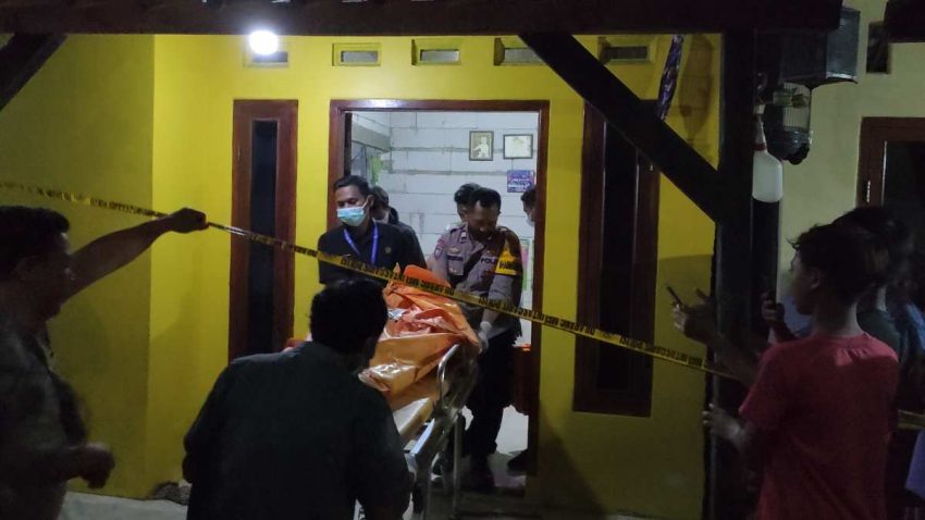 Suami di Brebes tewas bersimbah darah.