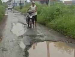 Kades di Losari Desak Jalan Kabupaten yang Rusak Bisa Segera Diperbaiki