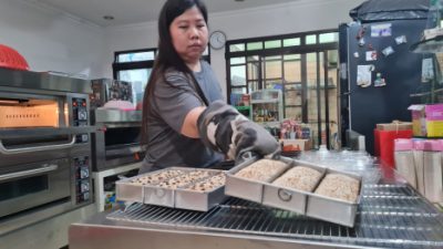 Produksi roti legendari Gandjel Rel khas Semarang.