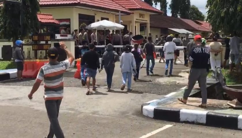 Mako Polres malinau diserbu ratusan warga.