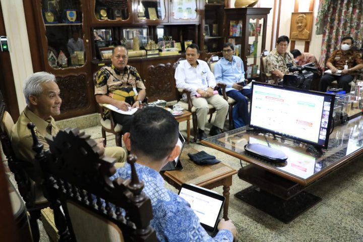 Oknum penimbun beras dan minyak harus ditindak tegas.