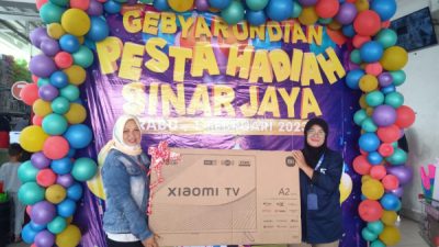 penyerahan hadiah kepada Pemenang undian Android Smart TV.