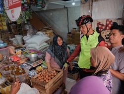 Pakai Sepeda Ganjar Blusukan ke Pasar Cek Harga Beras dan Minyak