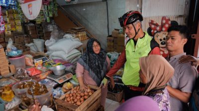Ganjar blusukan ke pasar di Kota Semarang.