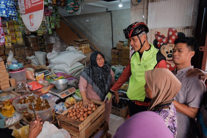 Ganjar blusukan ke pasar di Kota Semarang.