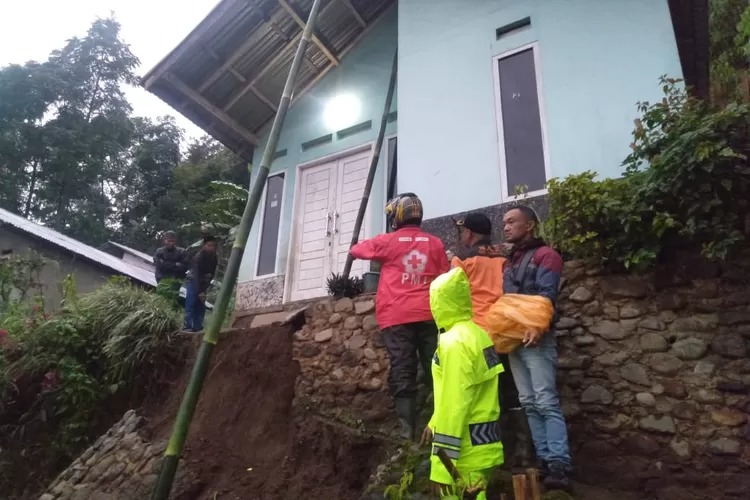Sejumlah rumah warga di Kabupaten Tegal longsor.