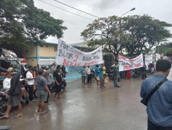 Pengolah Ikan Asin Aksi Gelar Spanduk Tuntut Blok J Dikelola Pemkot Tegal