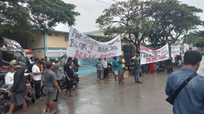 aksi gelar spanduk