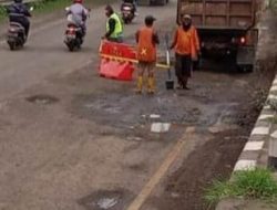 Hati-hati Lewat Pantura Brebes, Banyak Lubang di Tengah Jalan