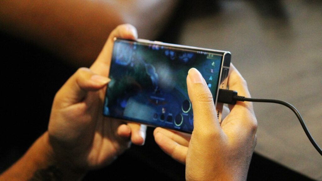 beberapa pemain terlihat menunjukkan handphone Samsung S22 Ultra sebagai device MPL ID S11 nantinya.