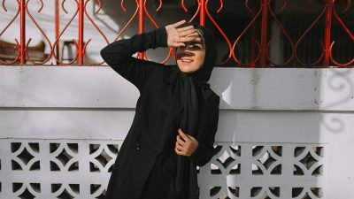 15 OOTD Hijab Simple untuk Hangout, Tunjukkan Pesona Hijabmu!