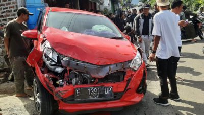 Bus Peziarah Tabrak Mobil