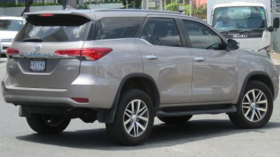 Toyota Fortuner 2023 sebagai mobil berjenis Sport Utility Vehicle (SUV) tampak inovatif dengan desain tough and bold.