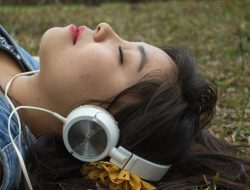 Bahaya Penggunaan Earphone Dalam Waktu Lama, Kaum Rebahan Jangan Gagal Paham