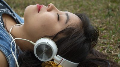 Bahaya Penggunaan Earphone Dalam Waktu Lama, Kaum Rebahan Jangan Gagal Paham