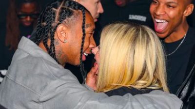 Avril Lavigna dan Tyga Berciuman